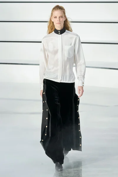 Look 64